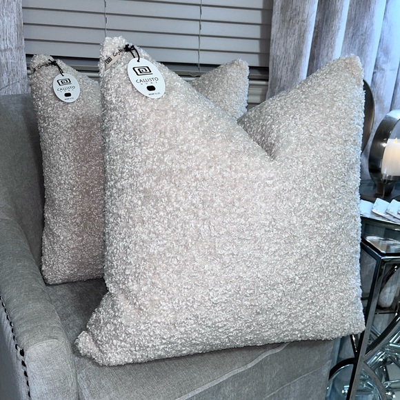 COPY - 1-NWT CALLISTO HOME BOUCLE DECORATIVE
THROW PILLOW (Read description for… - Picture 9 of 15